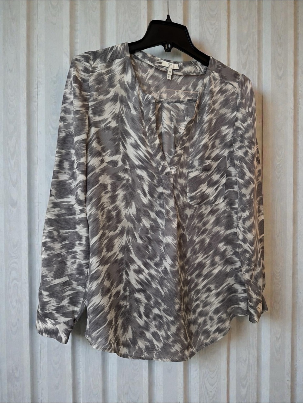 Joie Gray & White Abstract Keyhole Blouse